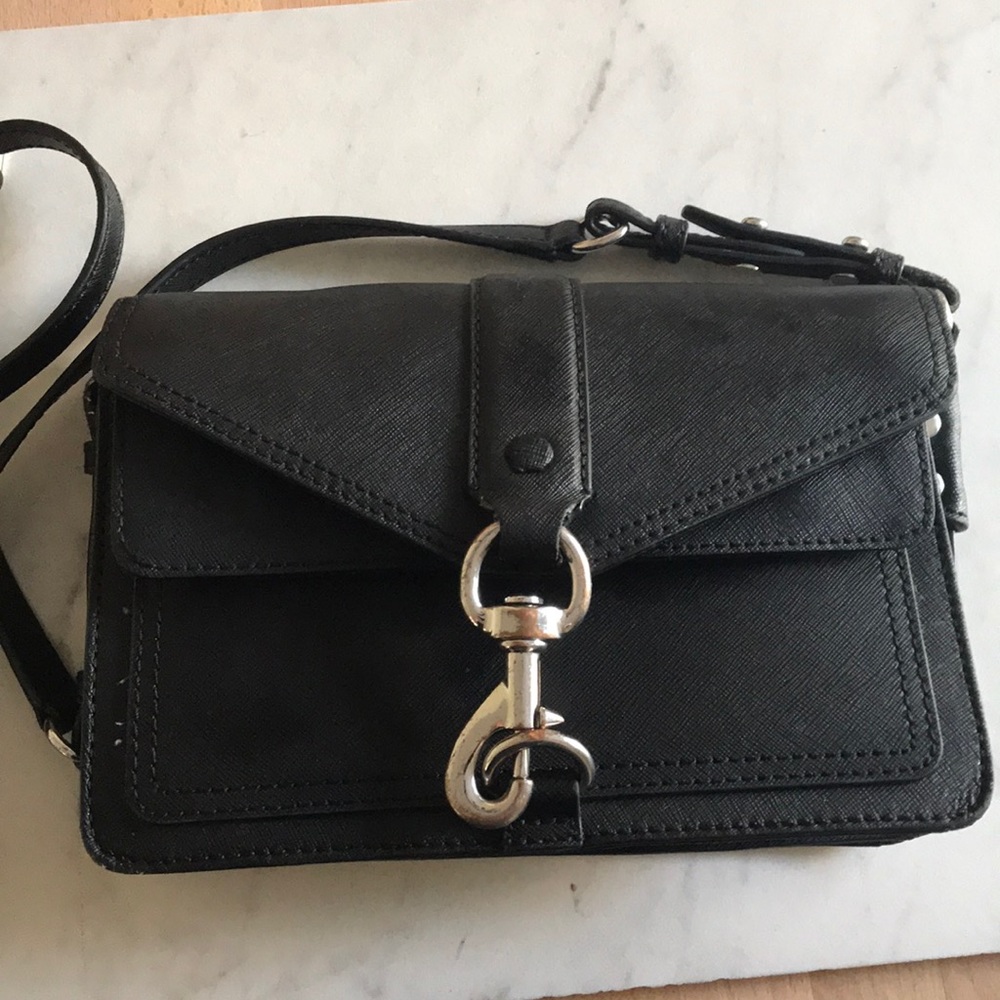 Structure black crossbody